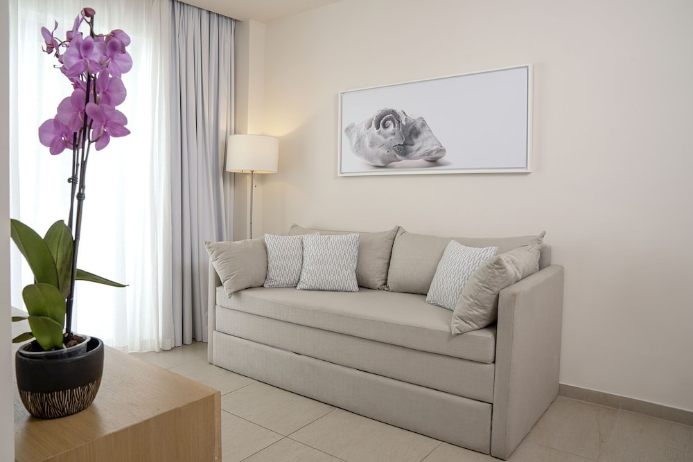 Maritimo Beach Hotel — Hotel rooms in Sissi