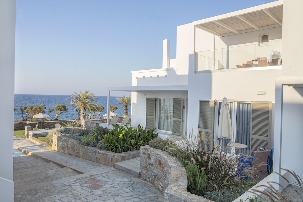 Maritimo Beach Hotel — Hotel building in Sissi