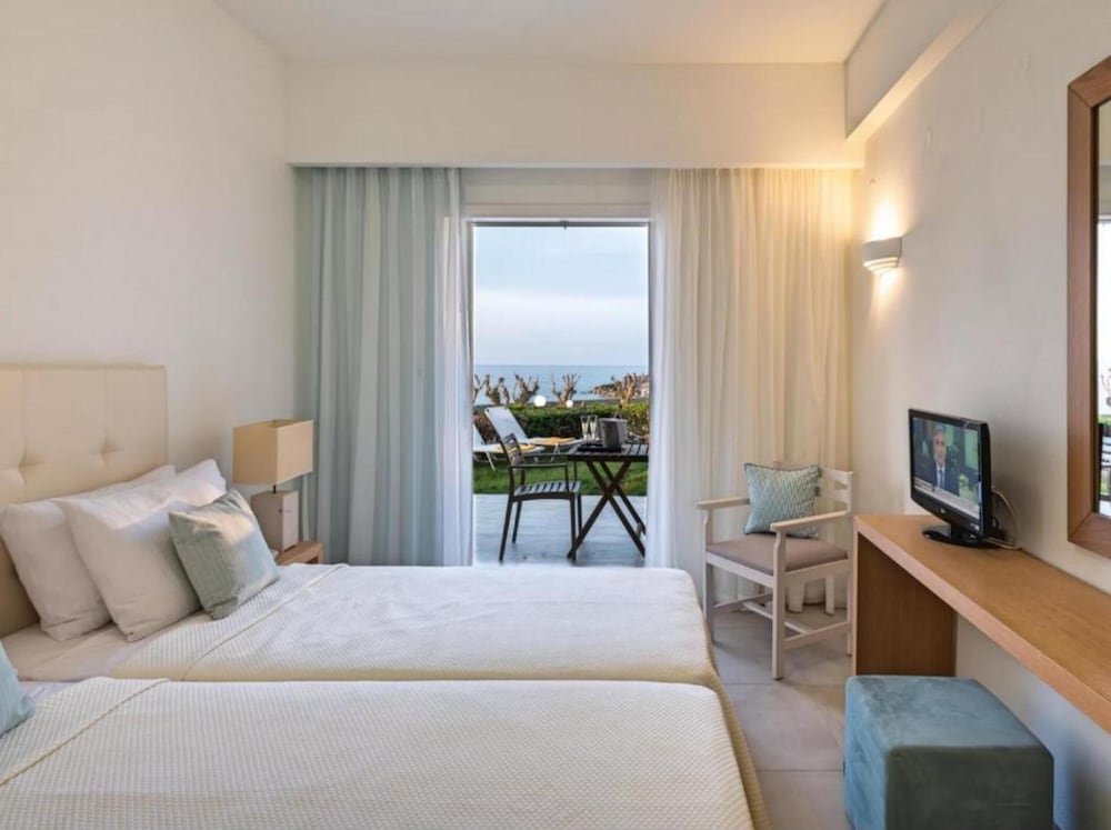 Maritimo Beach Hotel — Hotel rooms in Sissi