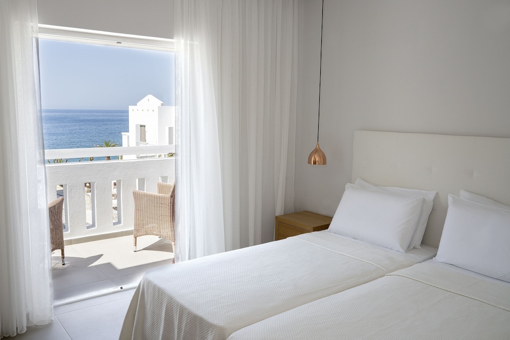 Maritimo Beach Hotel — Hotel rooms in Sissi
