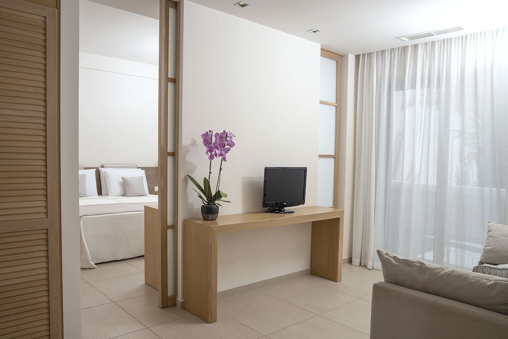 Maritimo Beach Hotel — Hotel rooms in Sissi