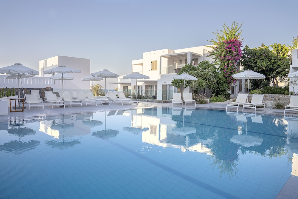 Maritimo Beach Hotel — Swimming pool in Sissi