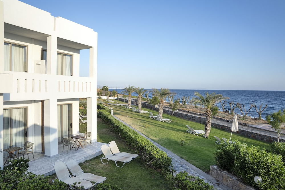 Maritimo Beach Hotel — Hotel building in Sissi