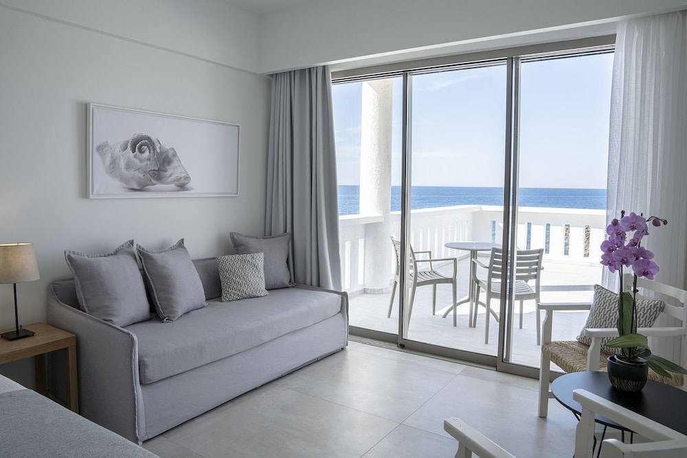 Maritimo Beach Hotel — Hotel rooms in Sissi