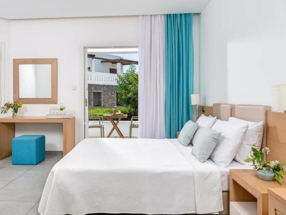 Maritimo Beach Hotel — Hotel rooms in Sissi