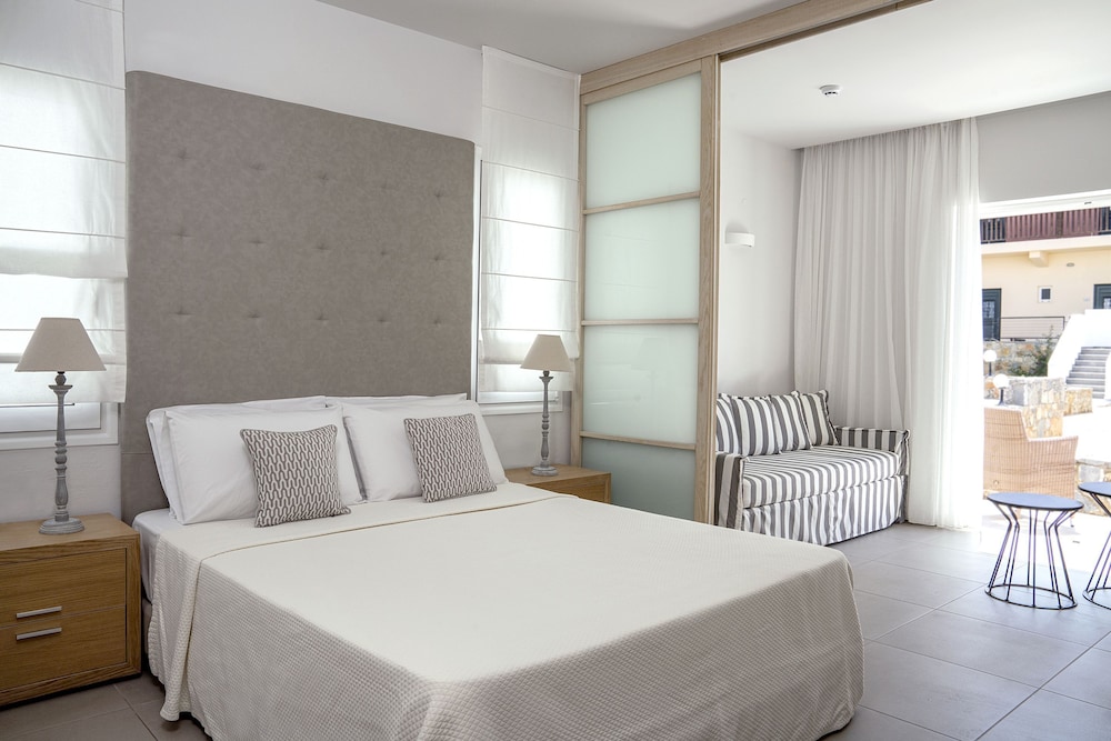 Maritimo Beach Hotel — Hotel rooms in Sissi