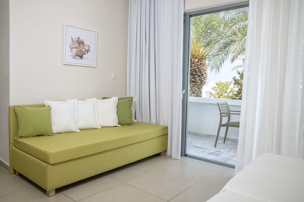Maritimo Beach Hotel — Hotel rooms in Sissi
