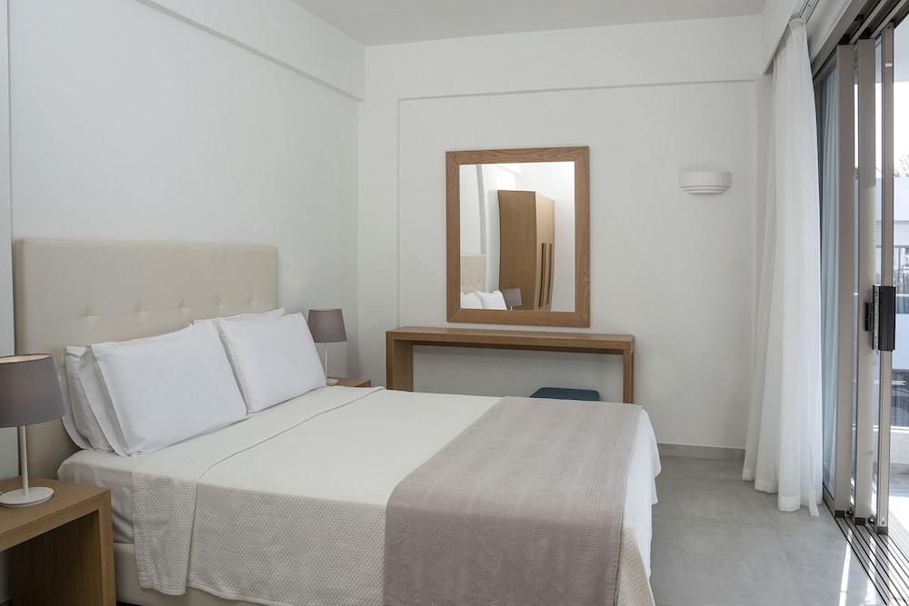 Maritimo Beach Hotel — Hotel rooms in Sissi