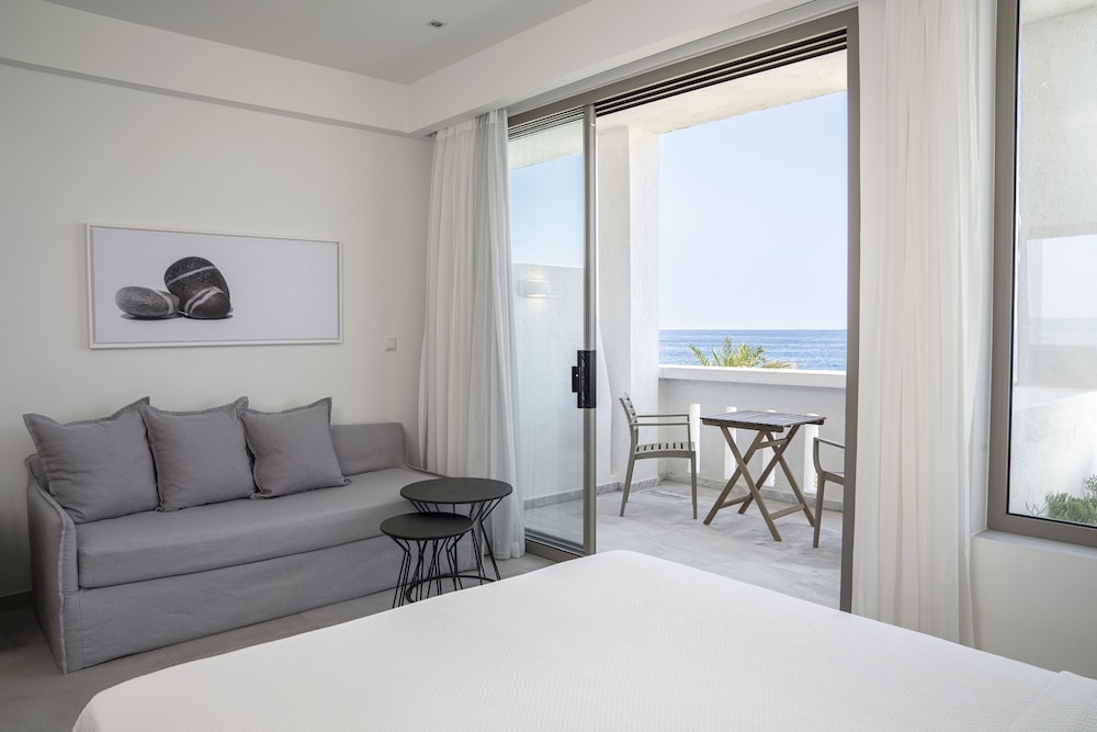Maritimo Beach Hotel — Hotel rooms in Sissi