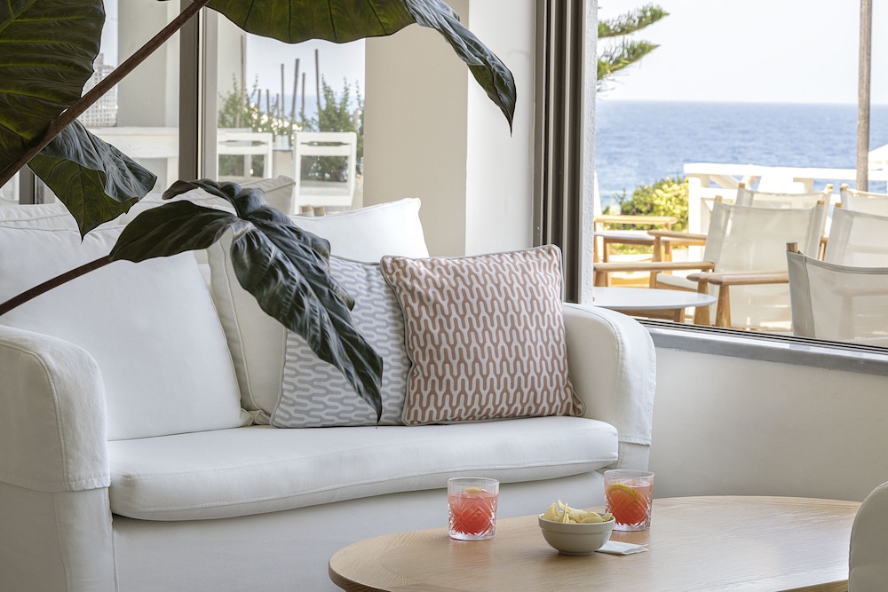 Maritimo Beach Hotel — Restaurant & bars in Sissi