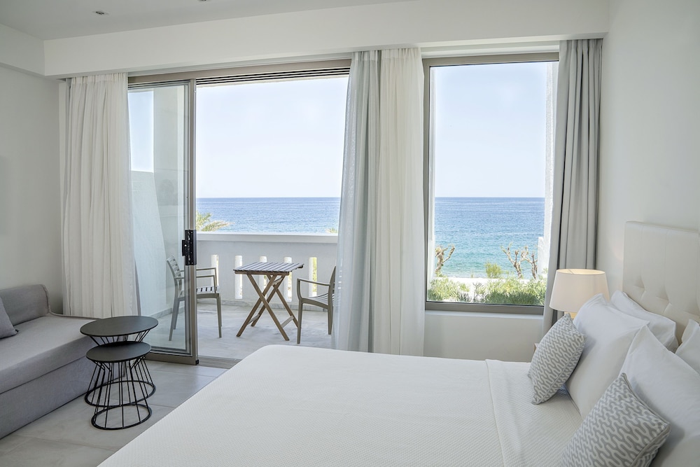 Maritimo Beach Hotel — Hotel rooms in Sissi