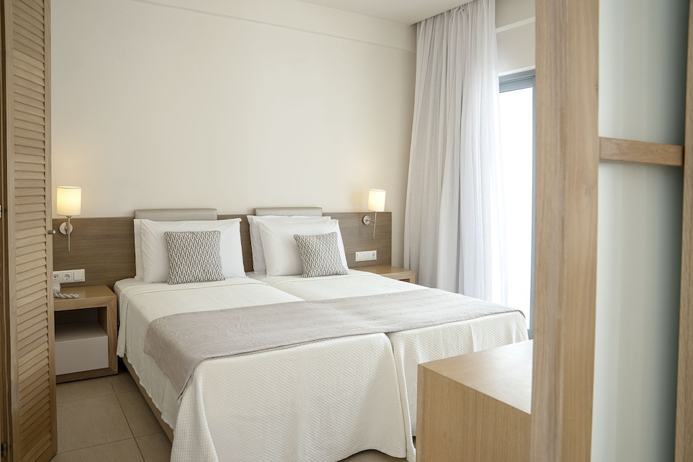 Maritimo Beach Hotel — Hotel rooms in Sissi