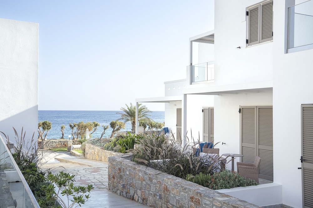 Maritimo Beach Hotel — Hotel building in Sissi