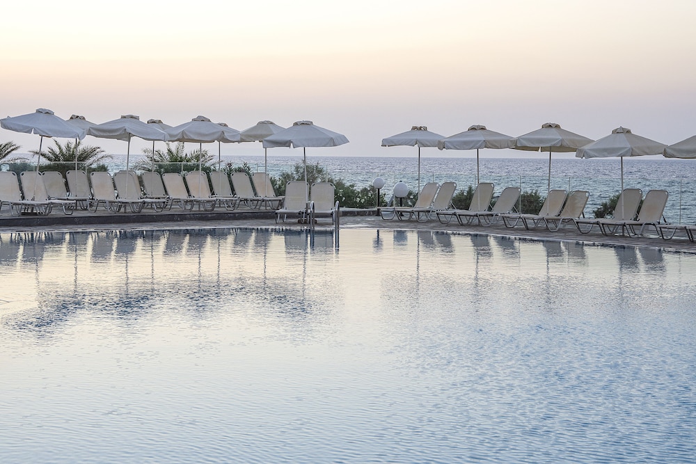 Maritimo Beach Hotel — Swimming pool in Sissi