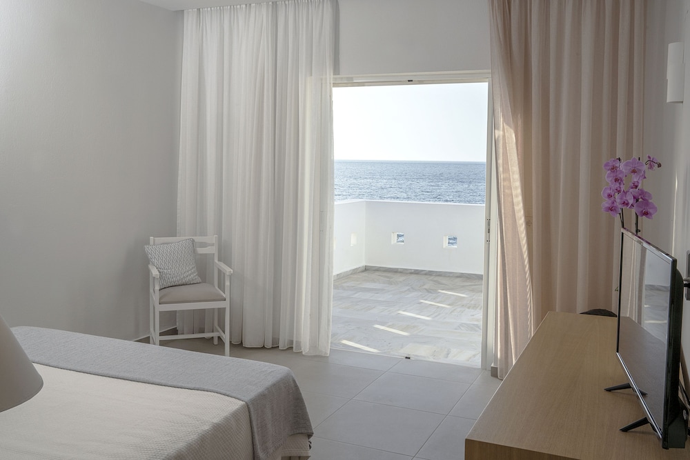 Maritimo Beach Hotel — Hotel rooms in Sissi