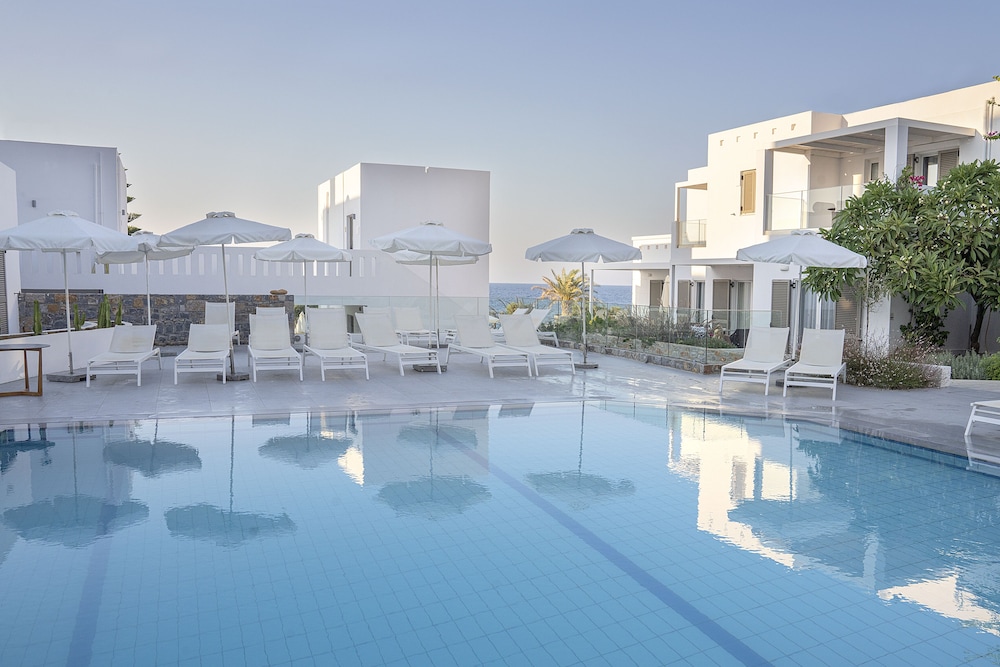 Maritimo Beach Hotel — Swimming pool in Sissi
