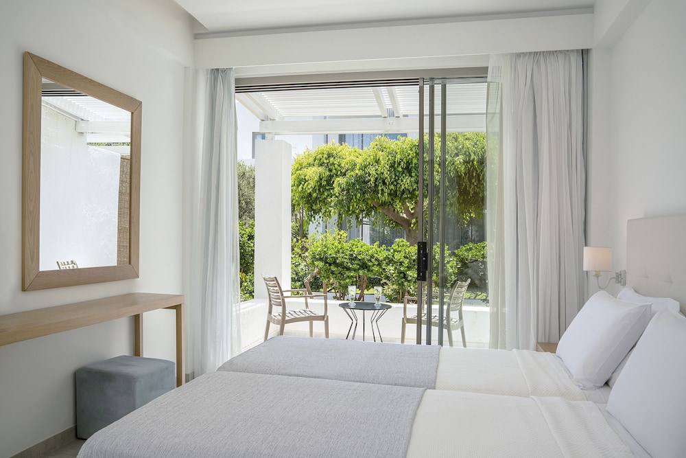 Maritimo Beach Hotel — Hotel rooms in Sissi