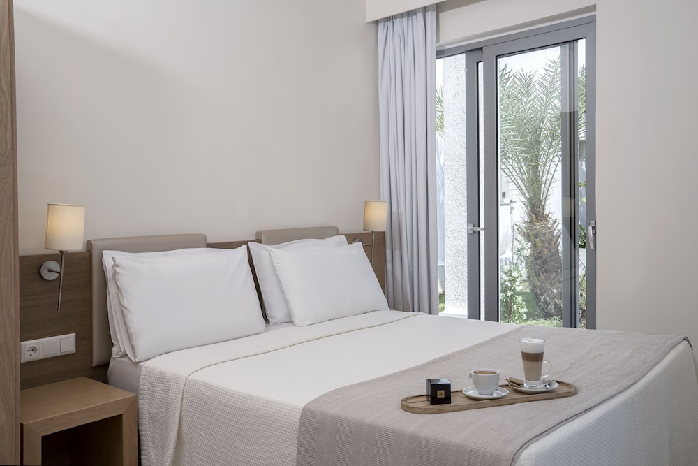 Maritimo Beach Hotel — Hotel rooms in Sissi