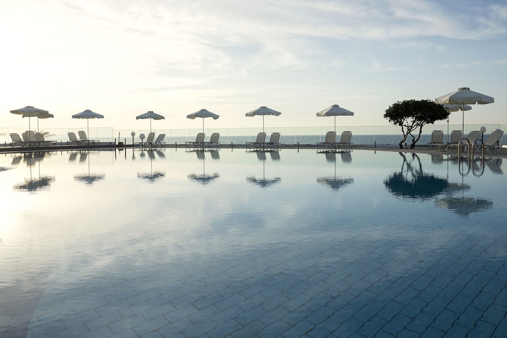 Maritimo Beach Hotel — Swimming pool in Sissi