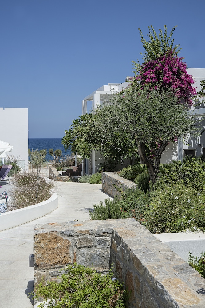 Maritimo Beach Hotel — Hotel building in Sissi