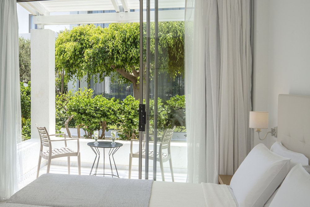 Maritimo Beach Hotel — Hotel rooms in Sissi