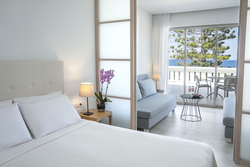 Maritimo Beach Hotel — Hotel rooms in Sissi