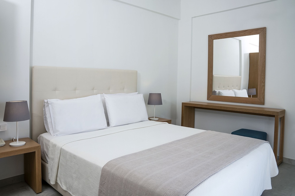 Maritimo Beach Hotel — Hotel rooms in Sissi