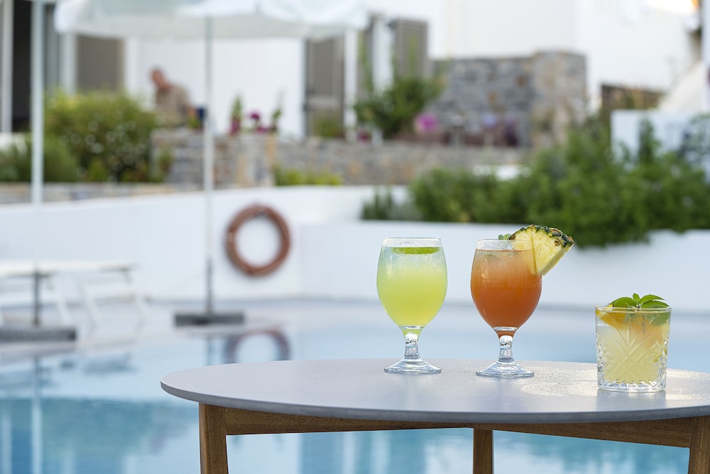 Maritimo Beach Hotel — Swimming pool in Sissi