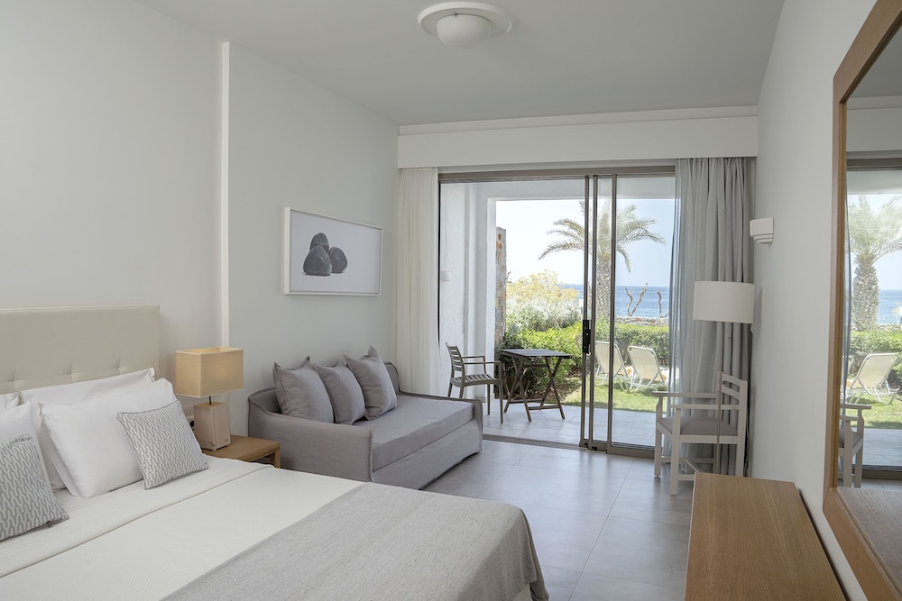 Maritimo Beach Hotel — Hotel rooms in Sissi