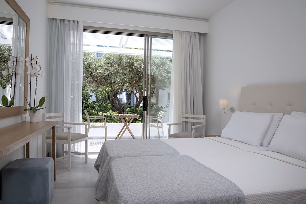 Maritimo Beach Hotel — Hotel rooms in Sissi