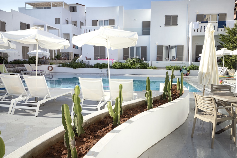Maritimo Beach Hotel — Swimming pool in Sissi