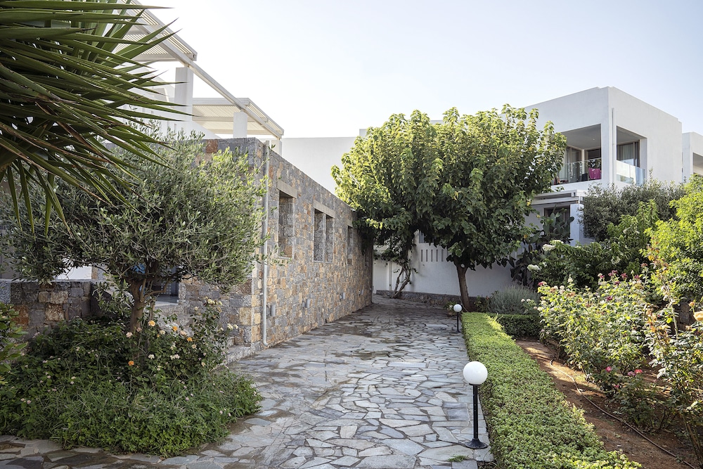 Maritimo Beach Hotel — Hotel building in Sissi