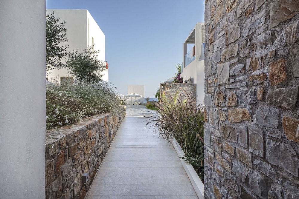 Maritimo Beach Hotel — Hotel building in Sissi