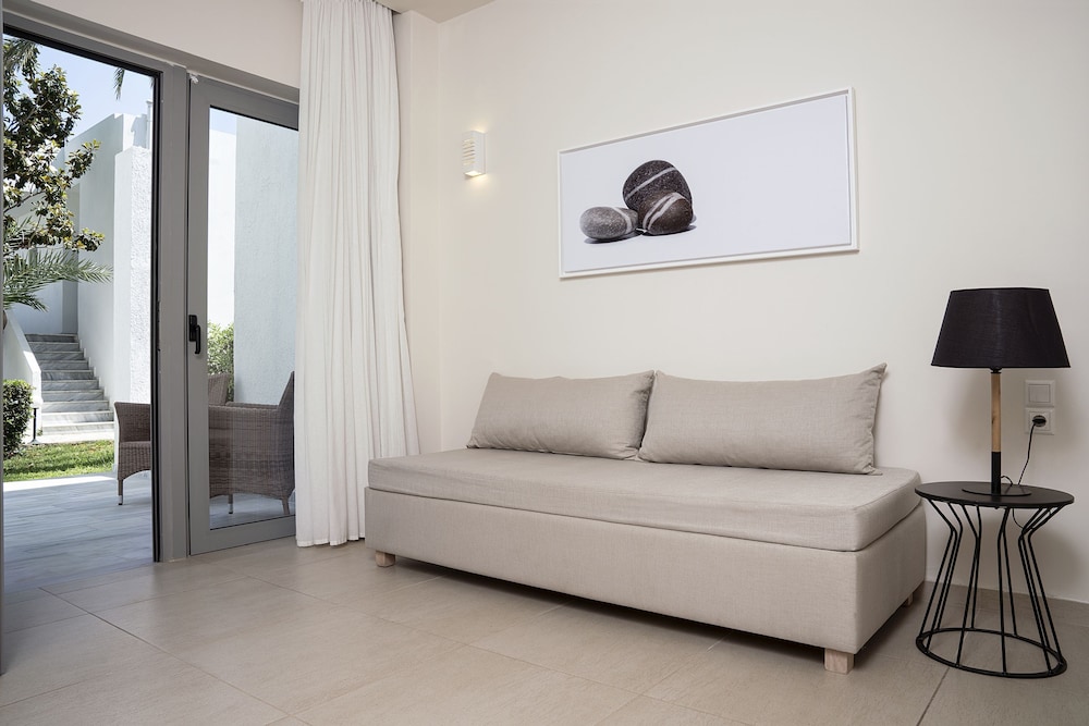 Maritimo Beach Hotel — Hotel rooms in Sissi