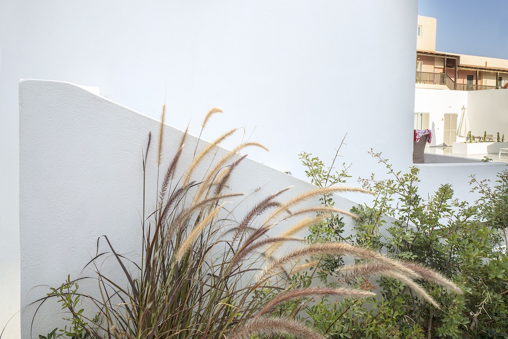 Maritimo Beach Hotel — Hotel building in Sissi