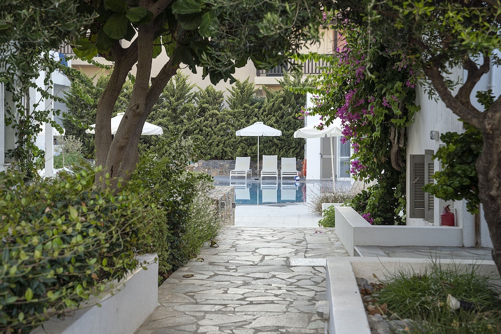 Maritimo Beach Hotel — Swimming pool in Sissi