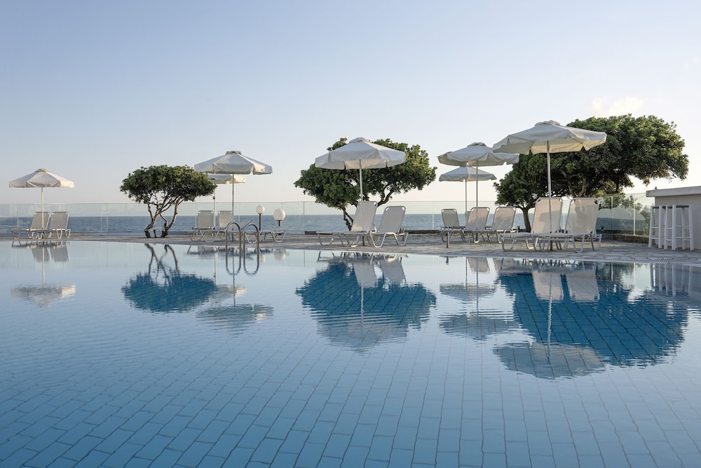Maritimo Beach Hotel — Swimming pool in Sissi