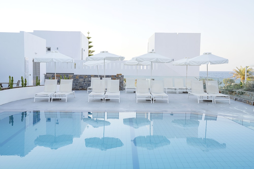 Maritimo Beach Hotel — Swimming pool in Sissi