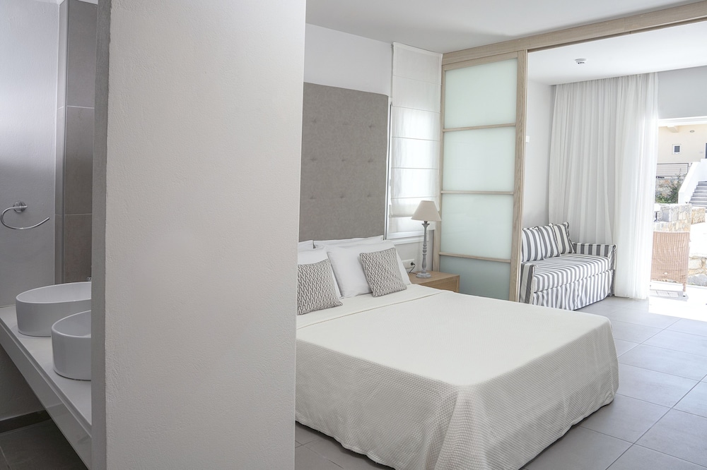 Maritimo Beach Hotel — Hotel rooms in Sissi