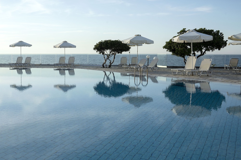 Maritimo Beach Hotel — Swimming pool in Sissi