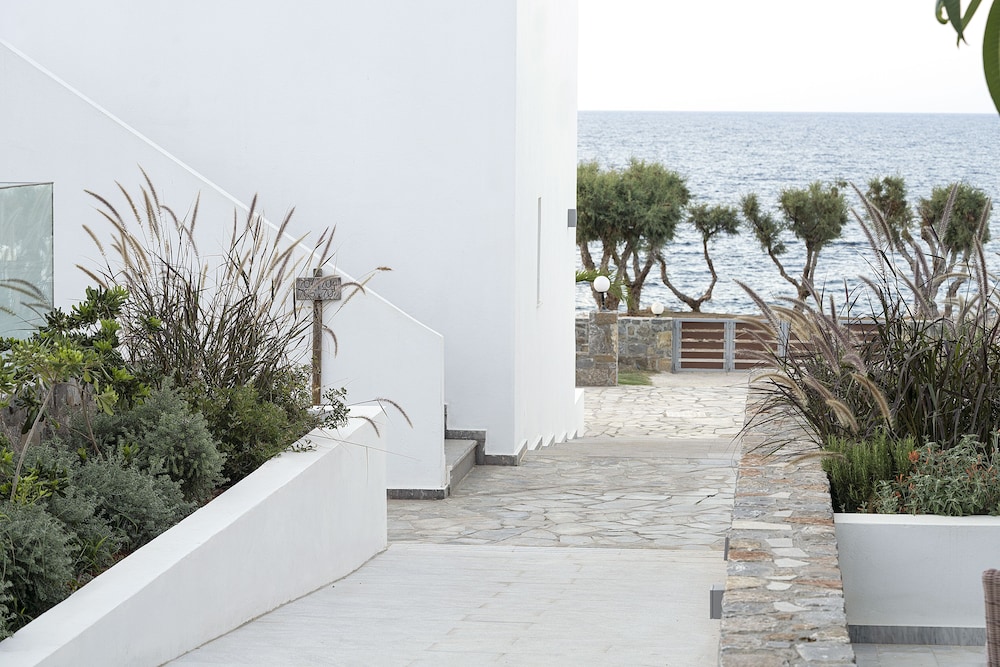 Maritimo Beach Hotel — Hotel building in Sissi