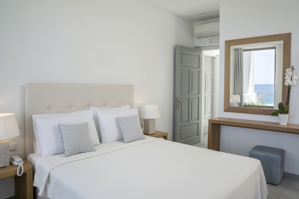Maritimo Beach Hotel — Hotel rooms in Sissi