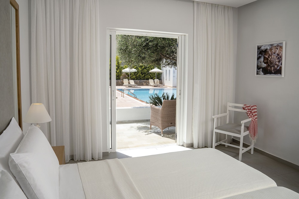 Maritimo Beach Hotel — Hotel rooms in Sissi