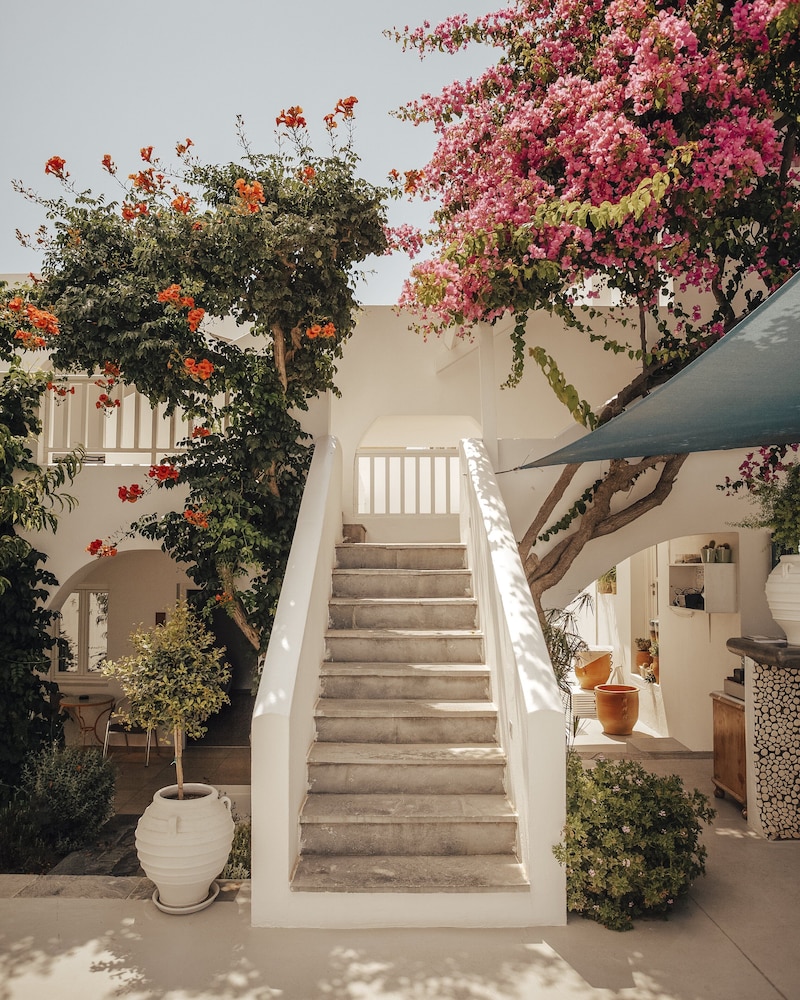 Aressana Spa Hotel & Suites - Small Luxury Hotels of the World — Hotel building in Karterados, South Aegean
