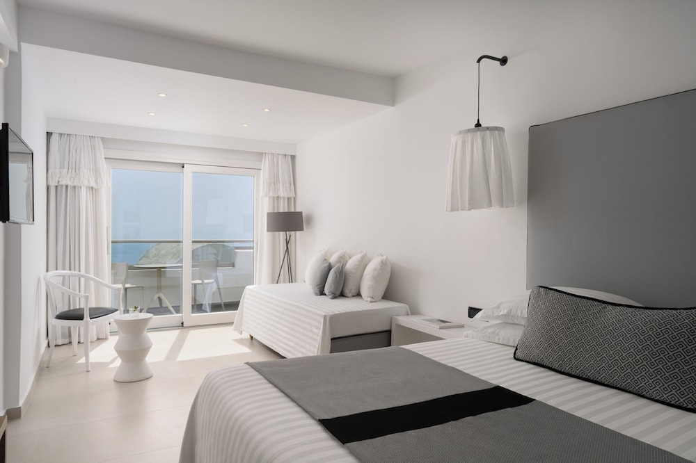 Aressana Spa Hotel & Suites - Small Luxury Hotels of the World — Hotel rooms in Karterados, South Aegean