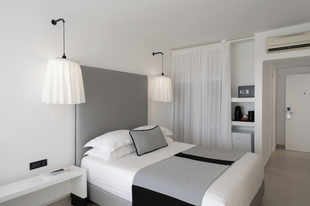 Aressana Spa Hotel & Suites - Small Luxury Hotels of the World — Hotel rooms in Karterados, South Aegean