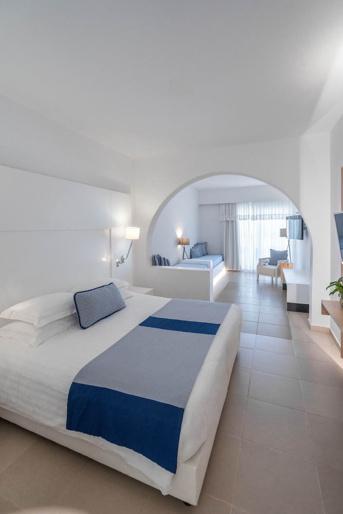 Aressana Spa Hotel & Suites - Small Luxury Hotels of the World — Hotel rooms in Karterados, South Aegean