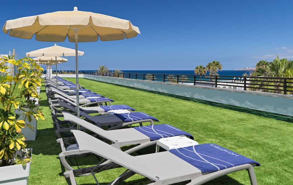 H10 Conquistador — Beach in Playa de las Americas, Canary Islands