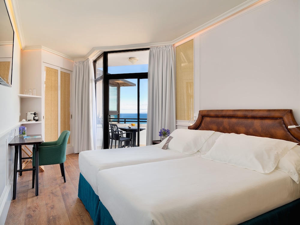 H10 Conquistador — Hotel rooms in Playa de las Americas, Canary Islands