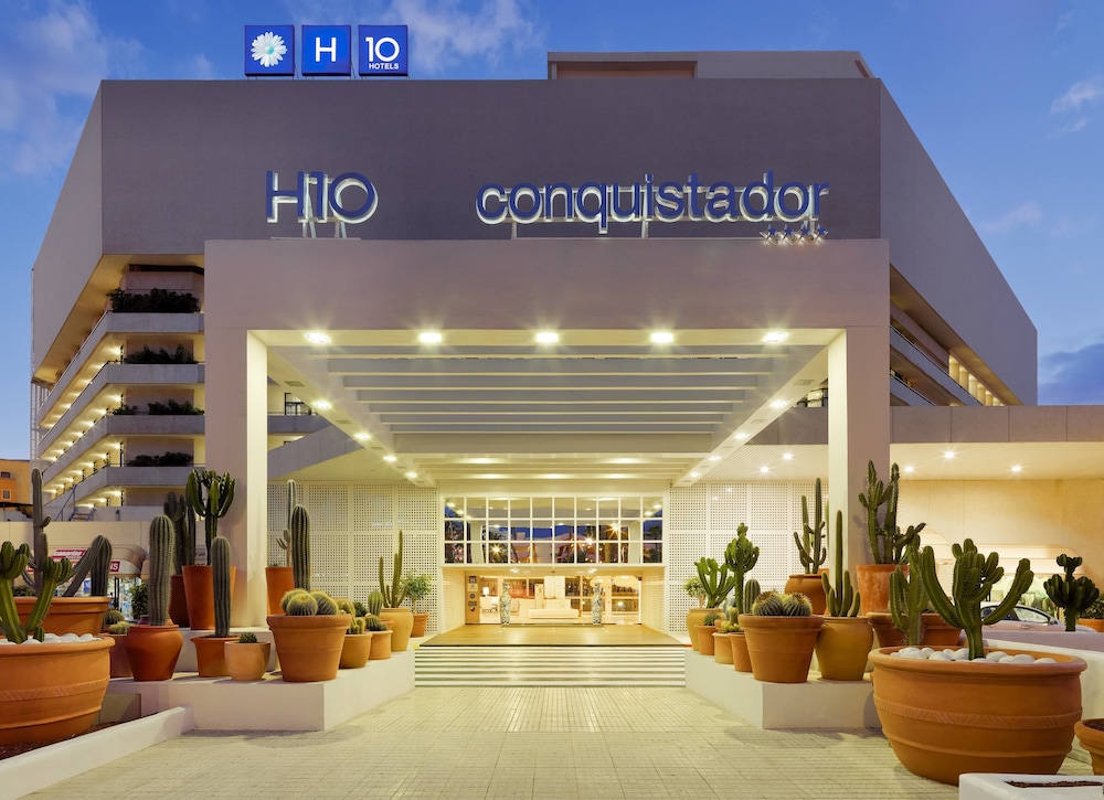 H10 Conquistador — Hotel building in Playa de las Americas, Canary Islands